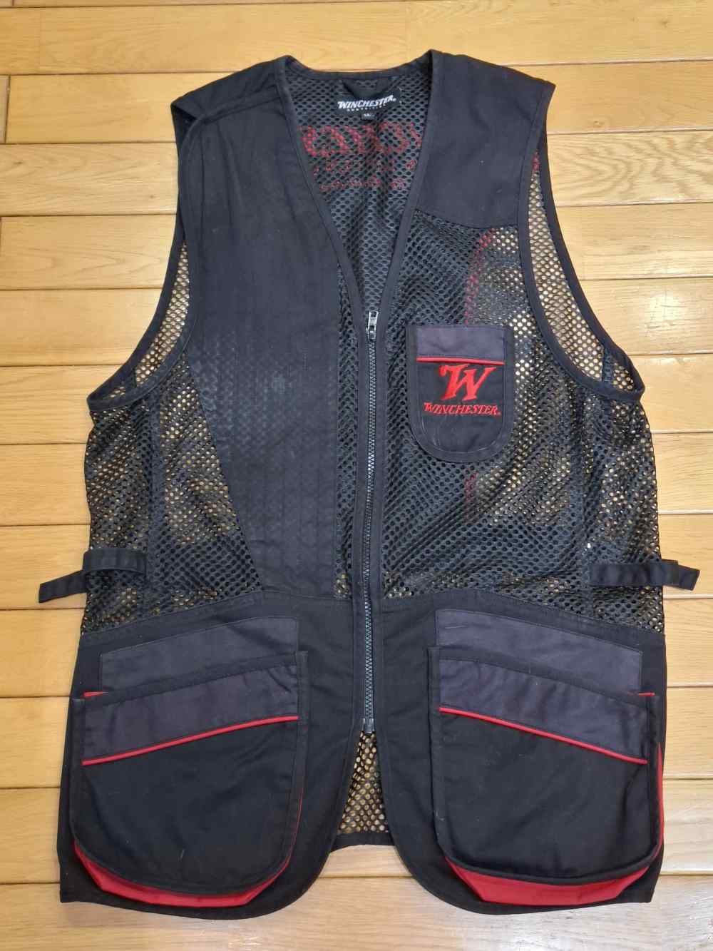 「ウィンチェスター射撃ベスト　黒　赤文字」のメイン画像